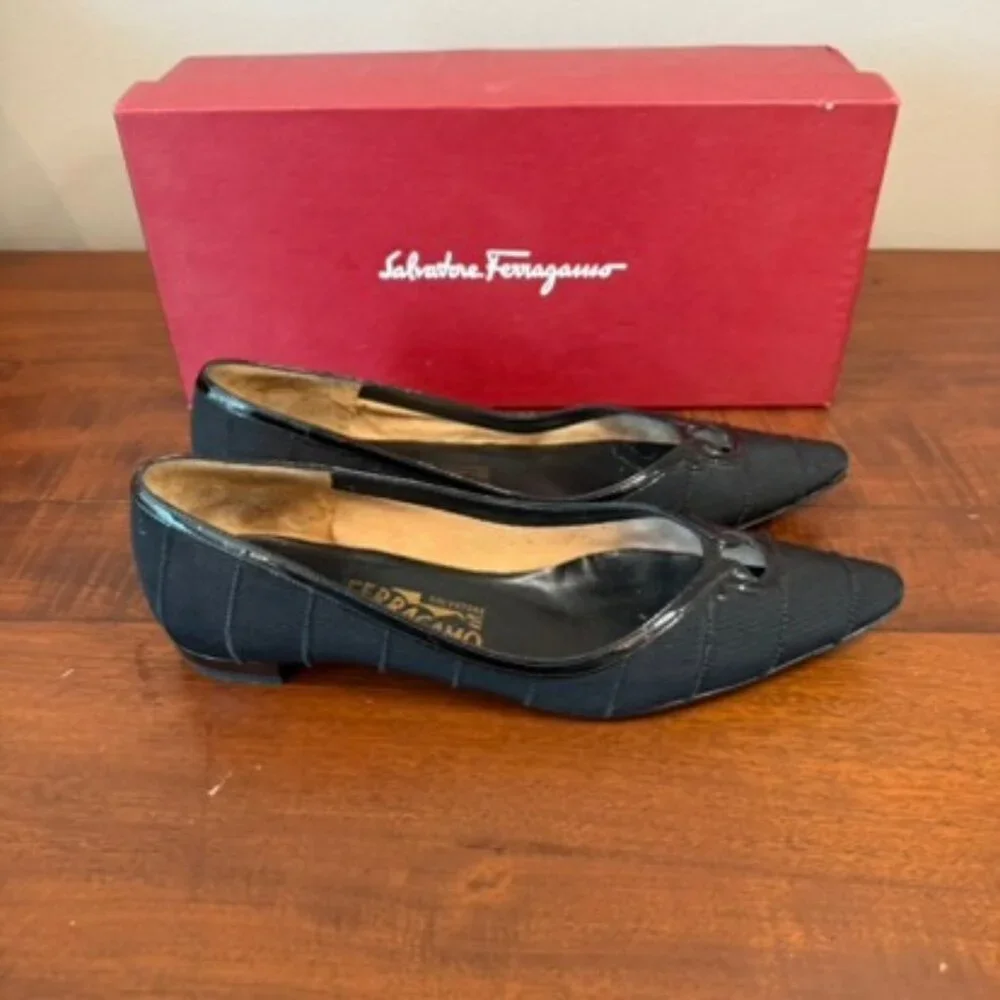 Salvatore Ferragamo Vara Black Patent Leather Flats Bow Logo Size 6.5 - Picture 2 of 7